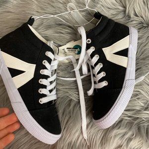 Size 5 big boys  cat and jack